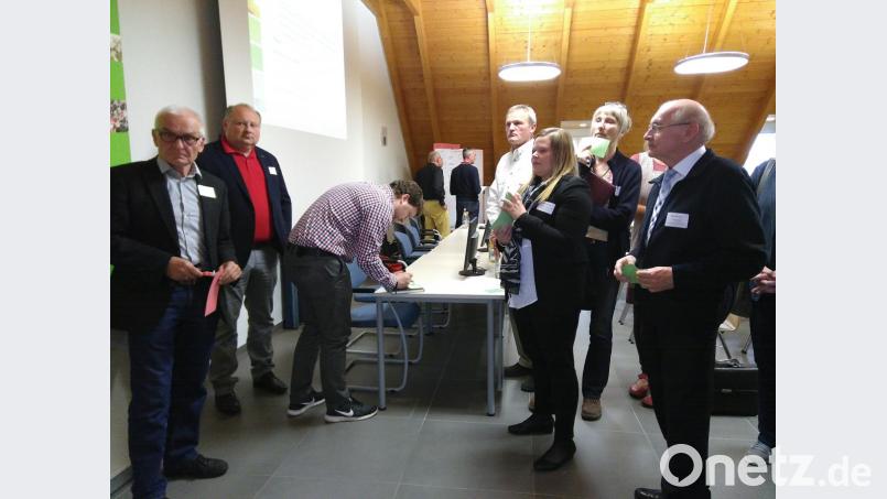 Engagiert wurde in Poppenricht diskutiert und immer wieder evaluiert. Bild: mma