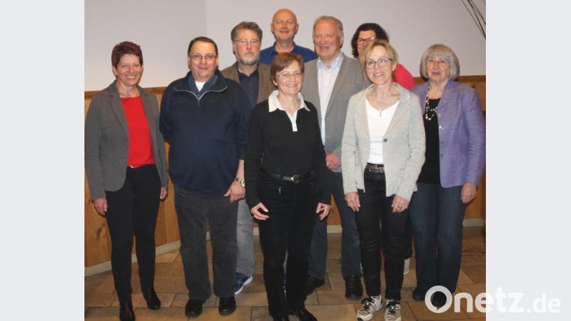 Peter Wunder (vVerter von rechts) und Karl Stumpfi (Dritter von links) können mit der bewährten Mannschaft die nächsten Jahre die Geschicke des Kunstvereins lenken. Stellvertretende Bürgermeisterin Margit Reichl (links) wünschte der Vorstandschaft weiterhin viel Erfolg. Bild: weu