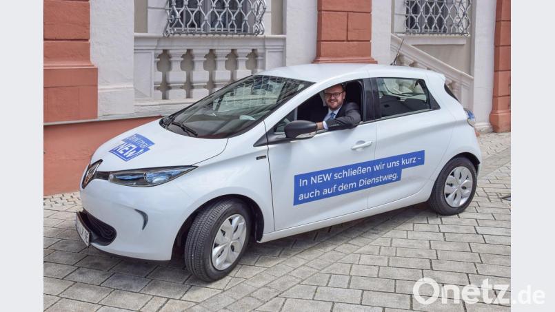 Landrat Andreas Meiers testet das neue Dienstfahrzeug schon mal. Ob der elektrische Funke wohl überspringt? Bild: exb