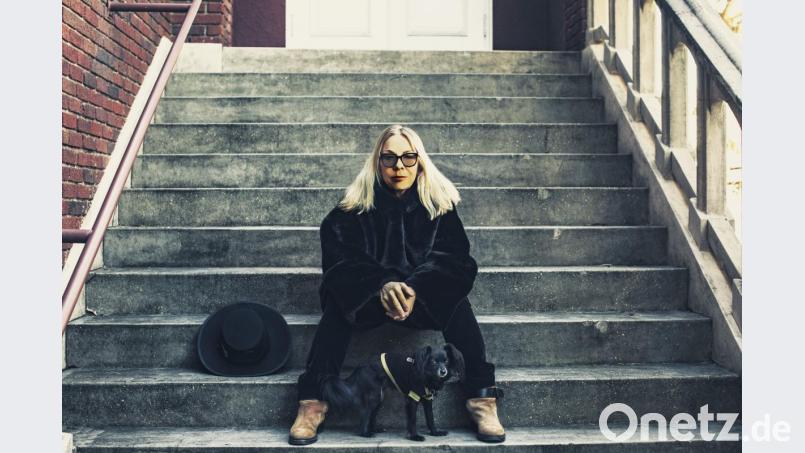 Auf "Kicks" präsentiert Rickie Lee Jones ihre neusete Sammlung an Songs aus den 50er bis 70er Jahren. Mit einer Mischung aus Pop, Rock und Jazz präsentiert sie ihre einzigartige und anspruchsvolle Interpretation dieser Songs. Bild: Mike Dillon