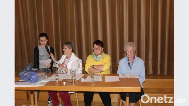 Applaus für Maria Pöllath, die aufzeigte, wie eine Großmutter aus der Sicht eines Kindes wahrgenommen wird. Mit dabei: Christa Schiener, Marita Kuchenreuther und Maria Sondermeier (von links). Bild: soj