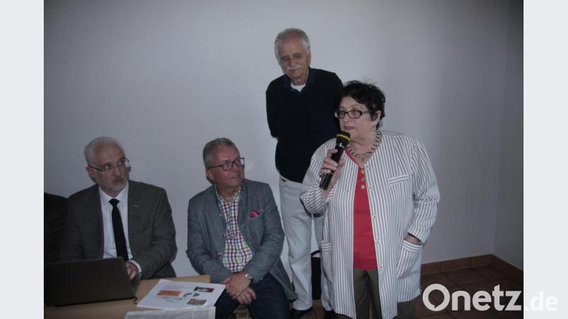 Seniorenbeauftragte Irmgard Hegen zeigte sich dankbar, dass das Treffen zustande gekommen ist. Im Bild – von links – Geschäftsleiter Thomas Weiß, Bürgermeister Toni Dutz, Stadtplaner Emil Lehner und Seniorenbeauftragte Irmgard Hegen. Bild: wro