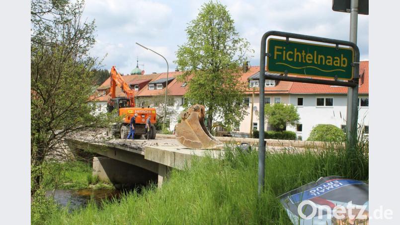 Nicht mehr befahrbar ist in Riglasreuth die Brücke der Kreisstraße TIR 21. Bis voraussichtlich Ende August werden die Sanierungsarbeiten dauern. Bild: soj