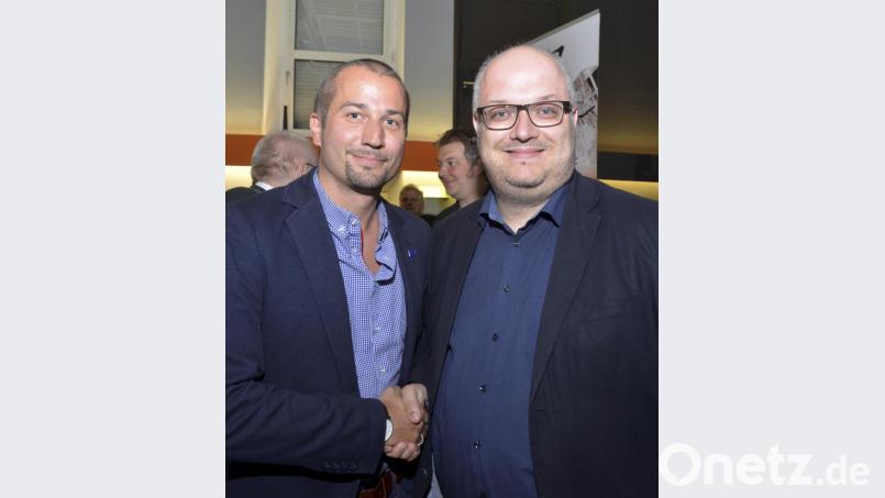Der Stabwechsel ist gelungen. Florian Vogel (links) folgt Tobias Reichelt als Vorsitzender des Stadtjugendrings Weiden. Bild: Karin Wilck