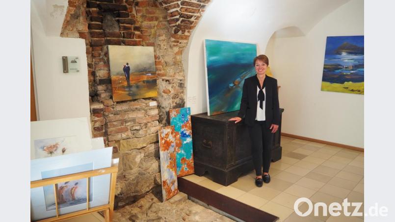 Ein &quot;Zeitfenster&quot; gibt aktuell im Bürgerhaus den Blick auf vergangene Epochen frei. Ausgestellt sind dort derzeit Bilder von Hobbykünstlern. Bis zum Herbst 2020 sollen hier schwerpunktmäßig Fundstücke einziehen, die bei Ausgabungen ans Licht kamen oder die Epoche der Leuchtenberger illustrieren. Bild: bl