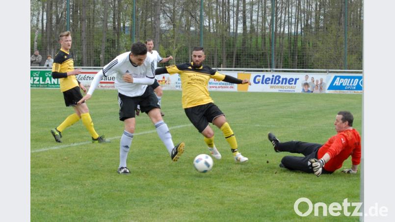 Der ATSV Tirschenreuth trifft am Sonntag um 14.30 Uhr in Konnersreuth im Relegationsspiel zur Kreisliga auf den FC Lorenzreuth. Das Bild zeigt ATSV-Spieler Konstantin Schiffl (weißes Trikot) im Stadtderby beim FC Tirschenreuth II (1:1). Bild: gb