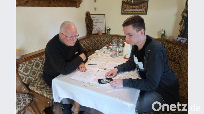 Im Friedenfelser Pfarrhof riefen Adrian Käß (rechts) und Pfarrer Siegfried Wölfel (links) die Reise zu Papst Franziskus in Erinnerung. Tief beeindruckt zeigten sich beide von den einzigartigen Aufnahmen. Bild: bsc