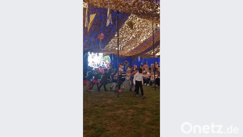 Alle Beteiligten haben viel Spaß beim Sommerfest. Bild: ast