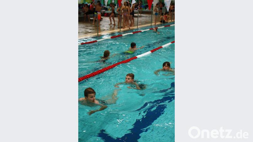 Beim Acht-Minuten-Schwimmen geben die Schüler in einem beliebigen Schwimmstil alles. Bild: R. Kreuzer