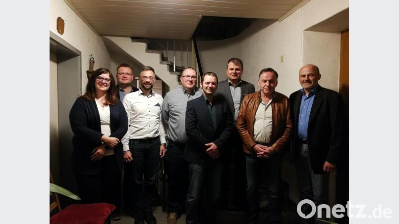 Die CSU Bernstein geht mit bewährter Mannschaft in den Wahlkampf, der Vorstand wurde bei den Neuwahlen bestätigt. Vorsitzender bleibt Thomas Weiß (Mitte), sein Stellvertreter bleibt Bernhard Beer (Zweiter von links). Bild: exb