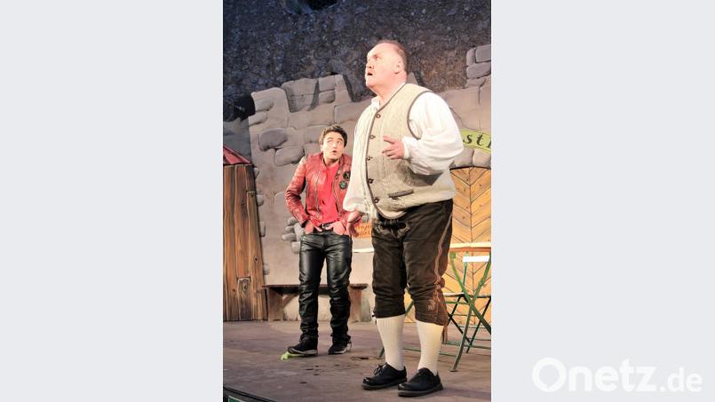 Zacharias Kohlhiesel (Gerhard Wölfel, rechts) hat es als Witwer nicht leicht mit seinen beiden Töchtern. Bild: Holger Stiegler