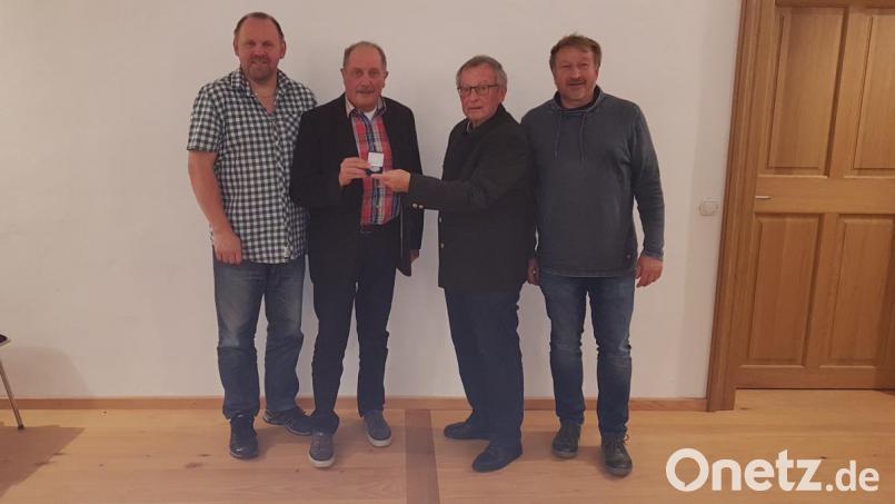 Peter Franz (Zweiter von links) legte aus gesundheitlichen Gründen sein Amt als Schlossführer nieder. Die drei Vorsitzenden Peter Garreiss (Zweiter von rechts), Thomas Hupfauf (rechts) und Wolfgang Mayer (links) dankten dem „Schlossurgestein“ für seine Jahrzehnte lange Arbeit für das Schloss. Bild: gi