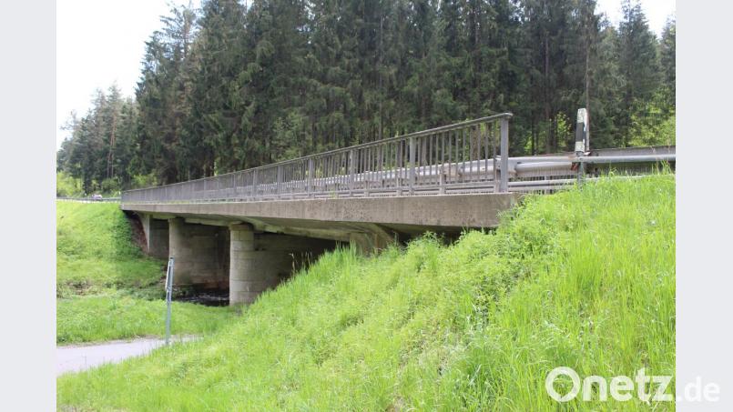 Noch steht die 64 Jahre alte Fichtelnaabbrücke der Staatsstraße 2177 bei Riglasreuth. Ab Juni lässt sie das Staatliche Bauamt Amberg-Sulzbach abbrechen und einen Ersatzneubau errichten. Der Verkehr läuft in dieser Zeit über eine Behelfsbrücke. Bild: soj