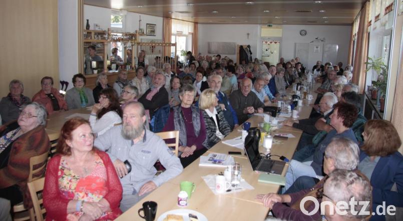 Das Interesse am seniorenpolitischen Konzept war enorm. Im Sportzentrum reichten die Plätze fast nicht aus. Bild: wro