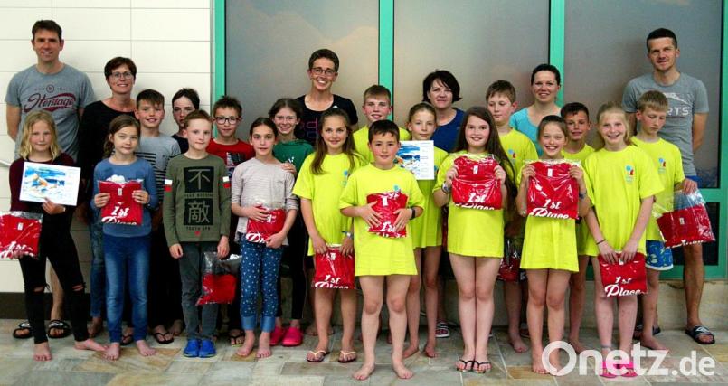 Die Siegermannschaften freuen sich über ihren Erfolg: das Team der Hans-Sauer-Schule (links) und der Grundschule Vohenstrauß (rechts). Bild: R. Kreuzer