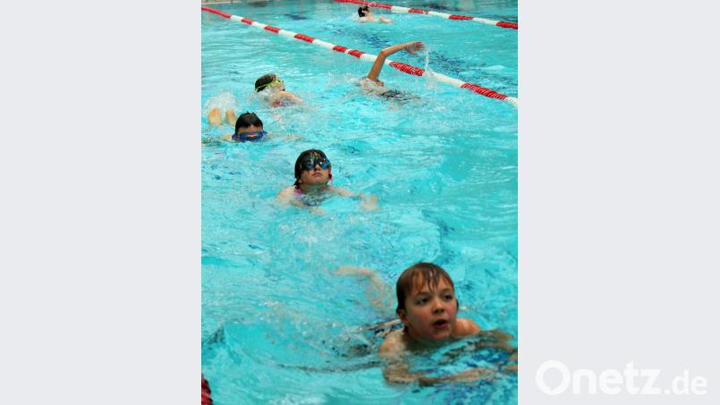 Beim Acht-Minuten-Schwimmen geben die Schüler in einem beliebigen Schwimmstil alles. Bild: R. Kreuzer