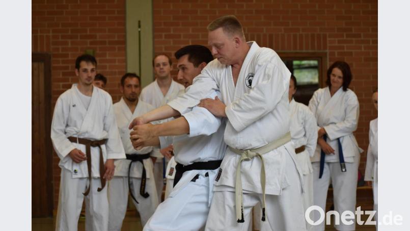 Elmar Griesbauer demonstriert mit Jürgen Kraus (vorne von links) die verschiedenen Techniken. Bild: fz