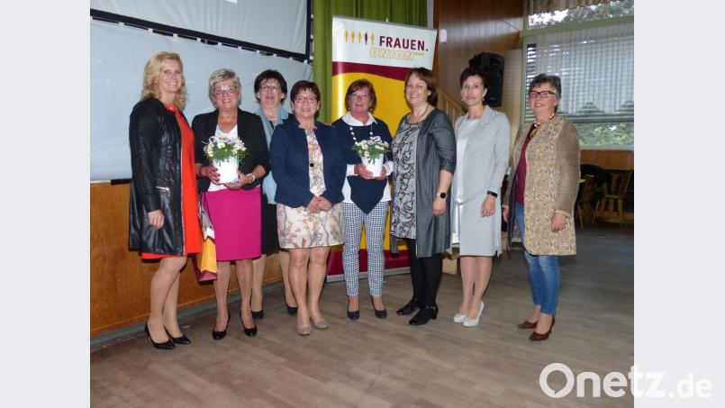 Roswitha Hirmer (Zweite von links) und Maria Färber (Fünfte von links) geben ihre Ämter auf. Als Beisitzerinnen bleiben sie weiter der FU treu. Bild: hme