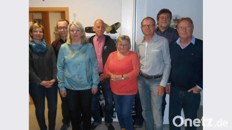 Den neuen Vorstand des SC Ettmannsdorf mit den Vorsitzenden Dr. Norbert Frank (Dritter von rechts) und Peter Würfel (Bildmitte) zeigt unser Bild. Bild: aho