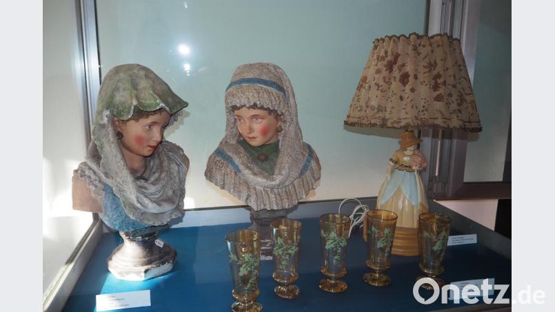 Zu den jüngsten Museumsstücken gehören diese Büsten, eine ungewöhnliche Lampe und nicht alltägliche Gläser. Sie sind derzeit in einer Vitrine am Eingang zum künftigen Stadtmuseum zu sehen. Bild: bl