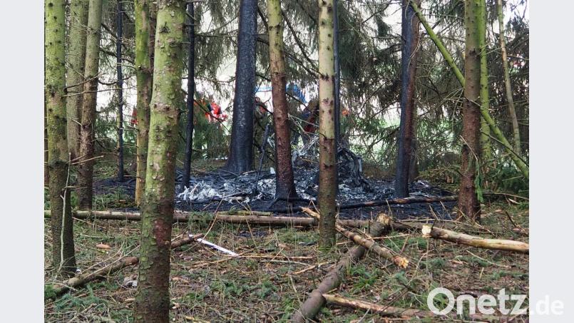 Bei Maxhütte stürzt am Sonntagnachmittag ein Flugzeug ab und brennt total aus. ZWei Menschen werden verletzt. Bild: bl