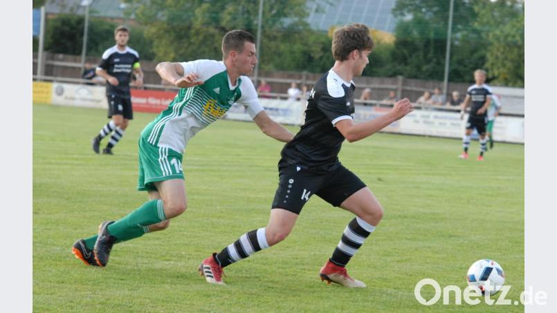 Manuel Dürbeck (links) war in der abgelaufenen Landesliga-Saison mit 15 Treffern der erfolgreichste Torschütze des SV Mitterteich. Bild: gb
