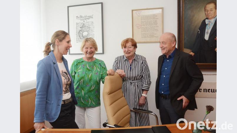 Die Hilfsaktion "Lichtblicke" greift seit 25 Jahren notleidenden Bürgern der Region unter die Arme. Unter den Blicken von Altverleger Victor von Gostomski ziehen die geschäftsführende Verlegerin Viola Vogelsang-Reichl (von links), Schirmherrin Elisabeth Wittmann, Verlegerin Bärbel Panzer und Redakteur Martin Staffe eine positive Bilanz. Bild: Gabi Schönberger