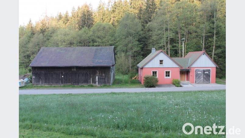 Neben dem Gemeinschaftshaus in Neuenhammer werden eine neue Fahrzeughalle für die Feuerwehr und eine Lagerhalle für den gemeindlichen Bauhof errichtet. Der alte Stodel fällt der Spitzhacke zum Opfer. Bild: pi