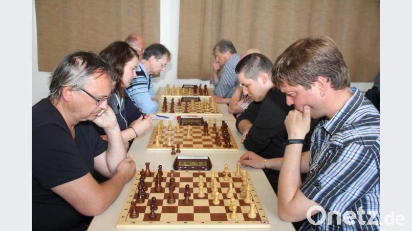In der letzten Spielrunde musste die Mannschaft des Schachvereins Oberviechtach (rechts) gegen die Siegermannschaft vom TV Riedenburg (links) antreten, die auch hier die Oberhand behielt. Bild: frd