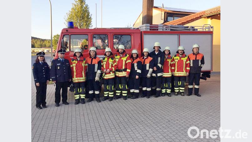 Die Prüflinge der Schwarzenbacher Feuerwehr legen die Prüfung &quot;Gruppe im Löscheinsatz&quot; erfolgreich ab. Auch die Schiedsrichter Miriam Schuller und Jürgen Haider sind zufrieden mit den Leistungen. Bild: jma