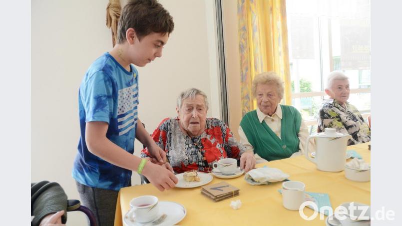 Den selbstgebackenen Kuchen haben die Stötzner-Schüler mitgebracht. Kaffee und Tee stellt das Heim und wird von den Schülern - wie hier im Bild Johannes - ausgeschenkt. Bild: Gabi Schönberger