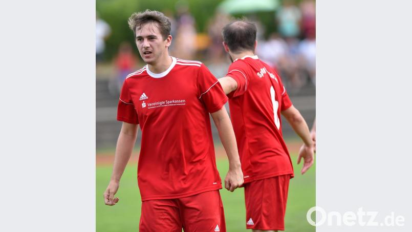 Die Spieler der SpVgg Vohenstrauß (links Sebastian Zäch, daneben Sebastian Striegl) gehen zuversichtlich in das Relegationsspiel gegen den FV Vilseck. Bild: A. Schwarzmeier