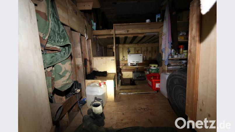 In dieser selbstgebauten Behausung lebte ein "Reichsbürger" mit seinen Kindern. Bild: Polizei Oberfranken
