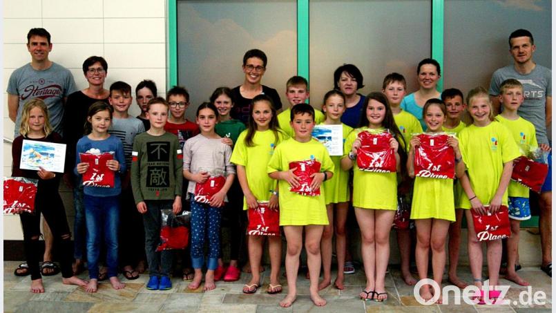 Die Siegermannschaften freuen sich über ihren Erfolg: das Team der Hans-Sauer-Schule (links) und der Grundschule Vohenstrauß (rechts). Bild: R. Kreuzer