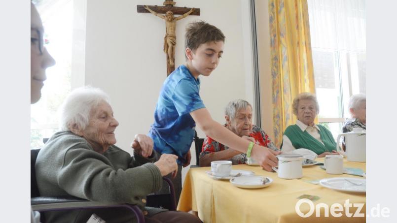 Stötzner-Schüler bei der BDKJ-Sozialaktion im BRK-Seniorenheim. Bild: Gabi Schönberger