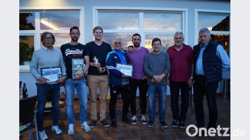 Zufriedenheit und Erleichterung herrscht beim Saisonabschluss der SpVgg Schirmitz im Sportheim bei Spielern, Trainern und Vorstand, dass die &quot;Erste&quot; den Ligaverbleib in der Bezirksliga Nord und die &quot;Zweite&quot; den Erhalt in der A-Klasse Ost geschafft haben. Bild: du