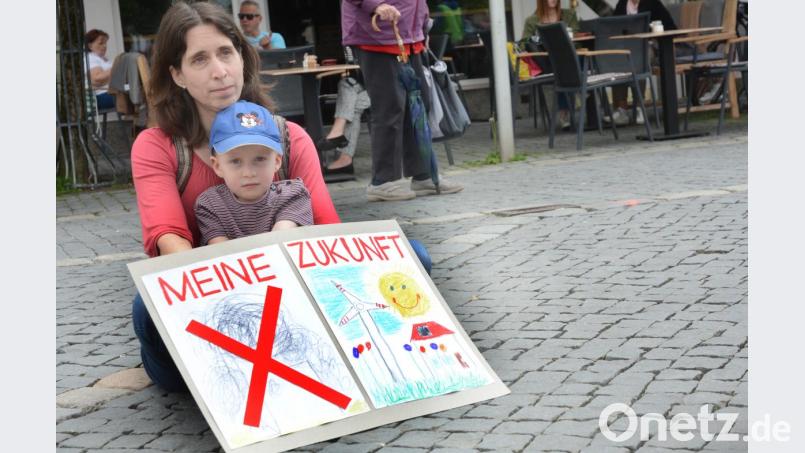 Auch die Kleinen sind Teil des Großen und beteiligen sich mit Zeichnungen an der Aktion. Bild: Gabi Schönberger