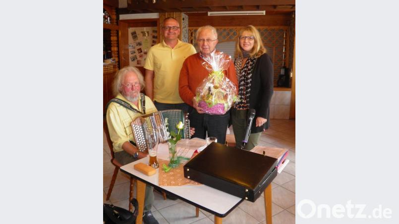 Über die lustige Singstunde freuten sich (von links) Walter J. Pilsak, Bürgermeister Hubert Kraus, Johann Spörrer und Vorsitzende Christine Gärtner. Bild: exa