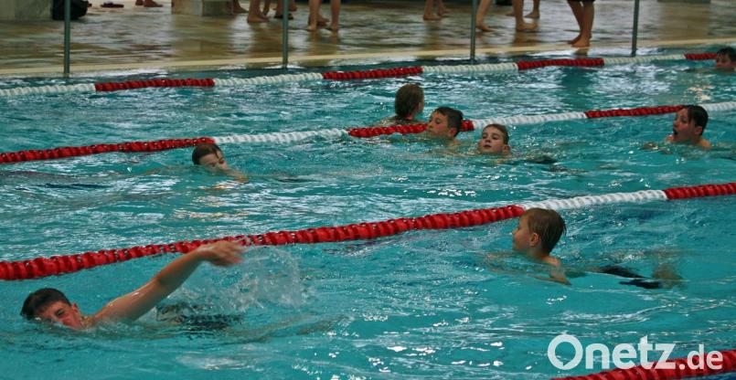 Beim Acht-Minuten-Schwimmen geben die Schüler in einem beliebigen Schwimmstil alles. Bild: R. Kreuzer