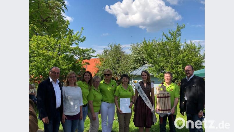 Landrat Andreas Meier (rechts) und der Kreisvorsitzende für Gartenbau- und Landespflege Albert Nickl (links) würdigten bei der Abschlussfeier im Kreislehrgarten in Floß die Leistungen der Teilnehmer aus den sieben Vereinen. Sie bedankten sich bei den Betreuern für die vielen kreativen Aktionen und fürs Mitmachen zum Nutzen von Mensch und Natur. Bild: jhö