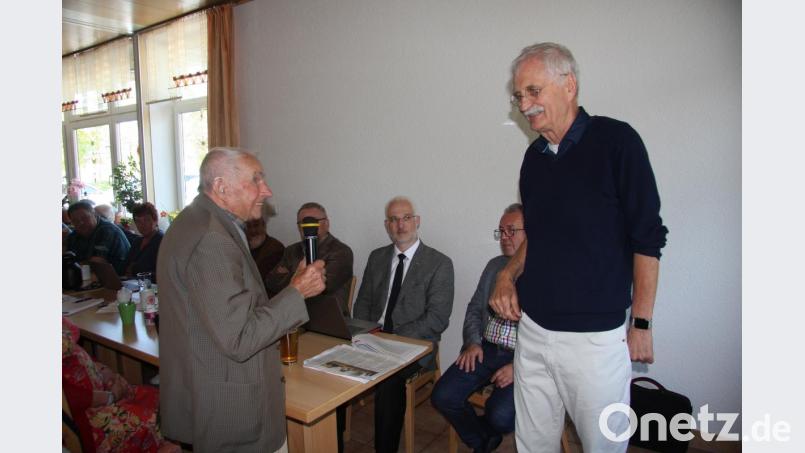 Josef Sailer (links) ist 96 Jahre alt. Sein Wunsch nach einer regelmäßigen Schafkopfrunde konnte von Emil Lehner noch nicht erfüllt werden. Bild: wro