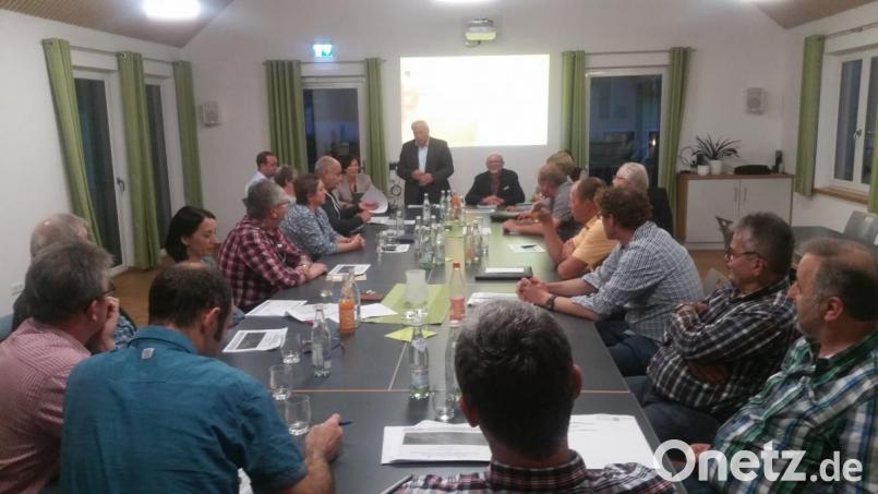 Die Gemeinderäte von Guteneck und Altendorf mit den Bürgermeistern Johann Wilhelm (stehend) und Georg Köppl (Mitte) stehen bei der Sanierung der gemeinsamen Kläranlage vor einer schwierigen Entscheidung. Bild: exb