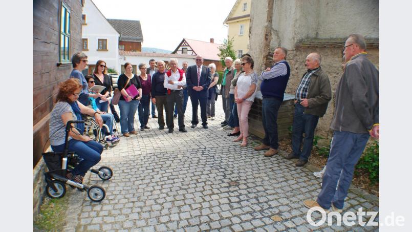 Anlässlich der bayernweiten Aktionswoche zum Wohnen im Alter nahmen neben Vertretern der Gemeinde und der Verbände Interessierte teil. Bild: enz