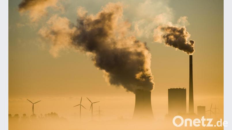 Das in unserer Zeitung veröffentlichte Foto, das einem Leser sauer aufstieß. Es zeigt das Kohlekraftwerk Mehrum und Windräder, die Strom produzieren. Archivbild: Julian Stratenschulte/dpa