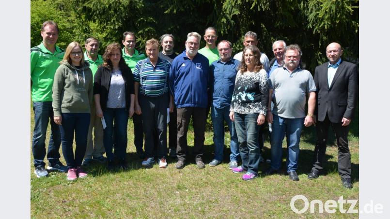 Die drei Erstplatzierten des Asphaltstockturniers des ESC Pleußen, das auf der Anlage des SV Steinmühle ausgetragen wurde. Geldpreise erhielt die Mannschaft Klaus Horn aus Kaltenbrunn, die „Bergerer“ aus Waldsassen und der SF Kondrau. Ihnen gratulierten (von rechts) Stadtverbandsvorsitzender Peter Haibach und ESC-Vorsitzender Stefan Grillmeier. Bild: jr
