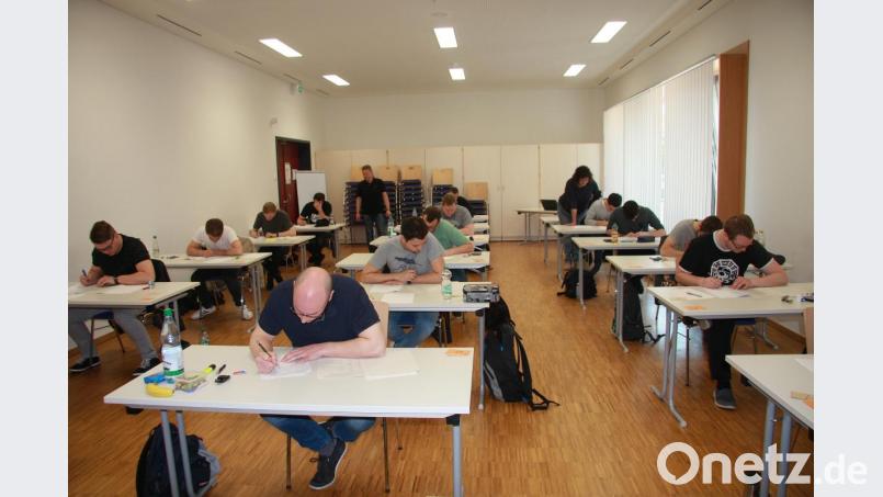 Nach der schulischen Ausbildung folgen jetzt die Abschlussprüfungen an den EDV-Schulen. Geleitet werden die Tests von Iris Reiter (hinten rechts) und Thilo Bareuther (hinten links). Bild: wro