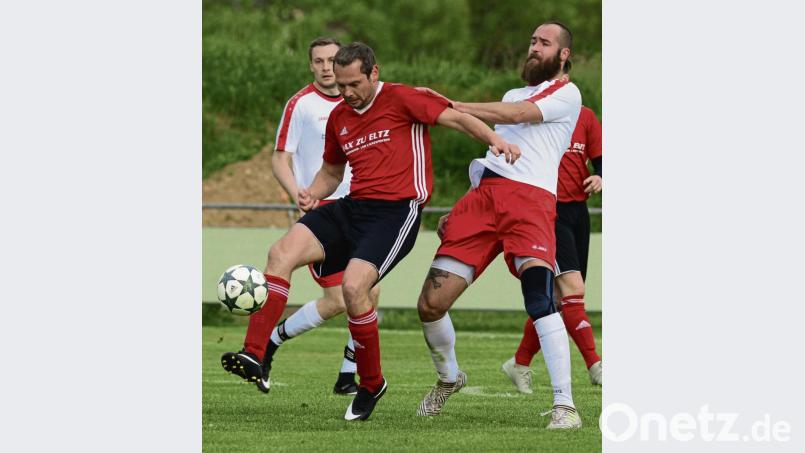Der TV Nabburg (rechts Adam Forman in der Partie gegen Dürnsricht) kämpft am Samstag in Schwarzhofen um den Aufstieg in die Kreisliga. Gegner ist um 16.30 Uhr der FC Rötz. Bild: mhs