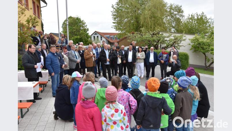 Eine Gruppe des Kindergartens St. Nikolaus Ammerthal begrüßt die israelischen Freunde aus Modi&#039;in mit einem Ständchen. Bild: Tobias Gräf
