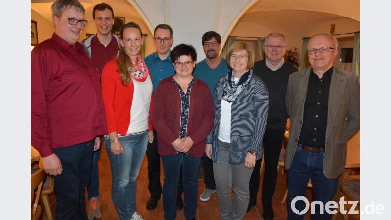 Mit dieser neu gewählten Mannschaft geht das Pechlattenfixner Dorftheater in die nächsten Jahre. Mit dabei sind (von links) Vorsitzender Thomas Flügel, Markus Böx, Simone Zitzlmann, Thomas Robl, Angelika Protschky, Klaus Brandner, Kornelia Flügel, Bürgermeister Ernst Neumann und Spielleiter Anton Krisch. Bild: jr