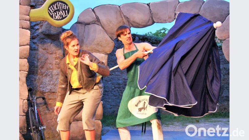 Für Rolf (Florian Weber) ist es nicht nur ein Kampf mit Susi, sondern auch mit dem Sonnenschirm. Bild: Holger Stiegler